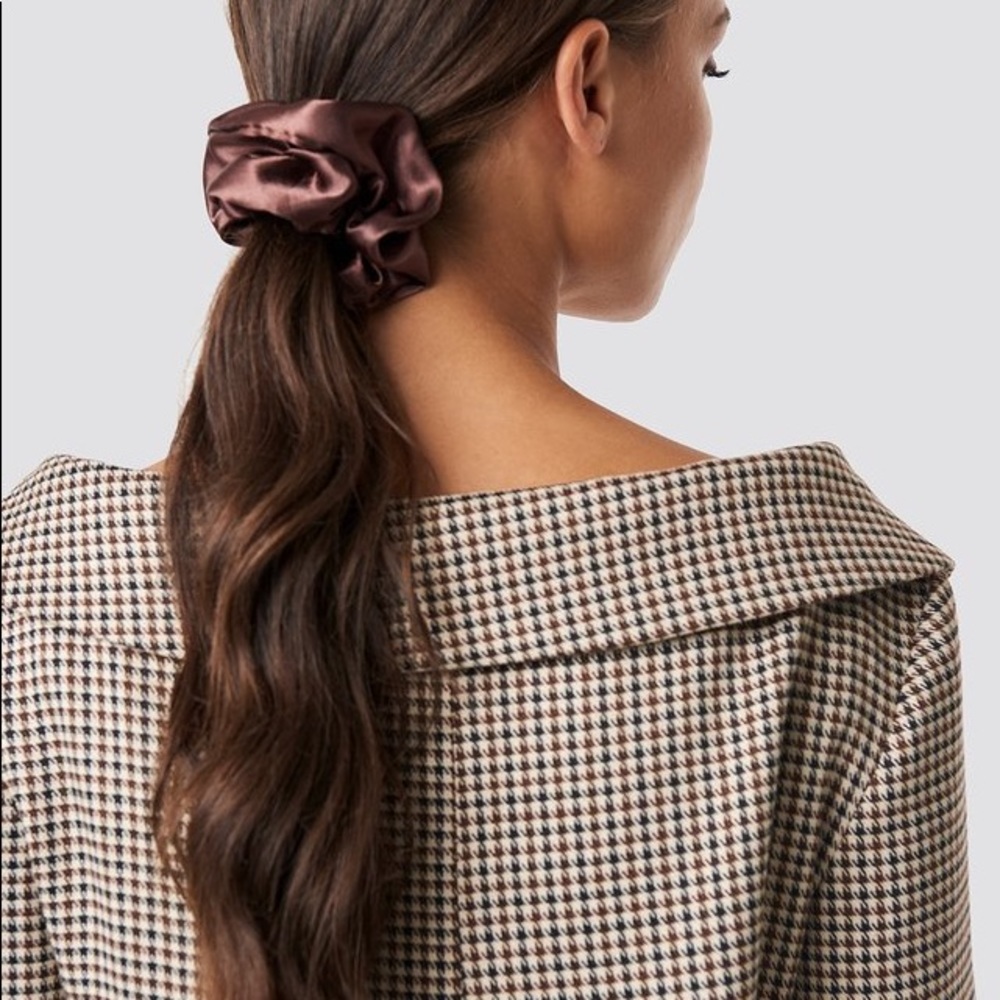 NWT Rylan Satin Scrunchie in Mocha Brown - Picture 3 of 4